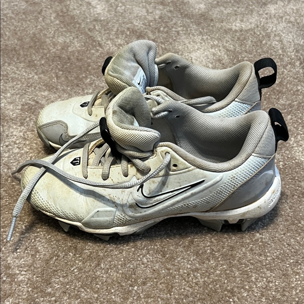 Nike White and Gray Trout Baseball Cleats